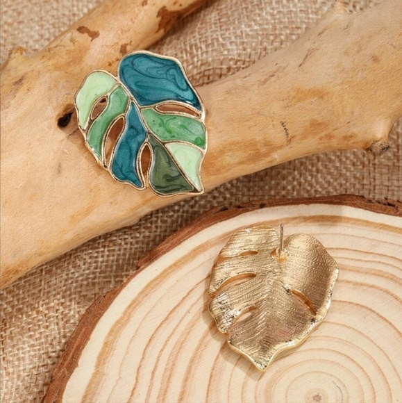🌴🌴Beautiful Palm Leaf Earrings in a green marble Color🌴🌴 - Picture 2 of 14